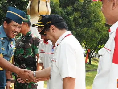 Citizen6, Jakarta: Panglima TNI Agus Suhartono meninjau pelaksanaan latihan Pasukan pengibar bendera pusaka (Paskibraka) Nasional 2011 di Pusat Pemberdayaan Pemuda dan Olah Raga Cibubur Jakarta Timur, Kamis (28/7). (Pengirim: Badarudin Bakri)   