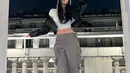 Jennie BLACKPINK padukan hoodie dengan cara menarik.  Seperti potret ini, ia mengenakan hoodie crop dipadukan jaket kulit dan celana warna hijau army (Instagram/jennierubyjane).