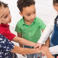 Mengajari anak pentingnya toleransi terhadap sesama. (Foto: Freepik)