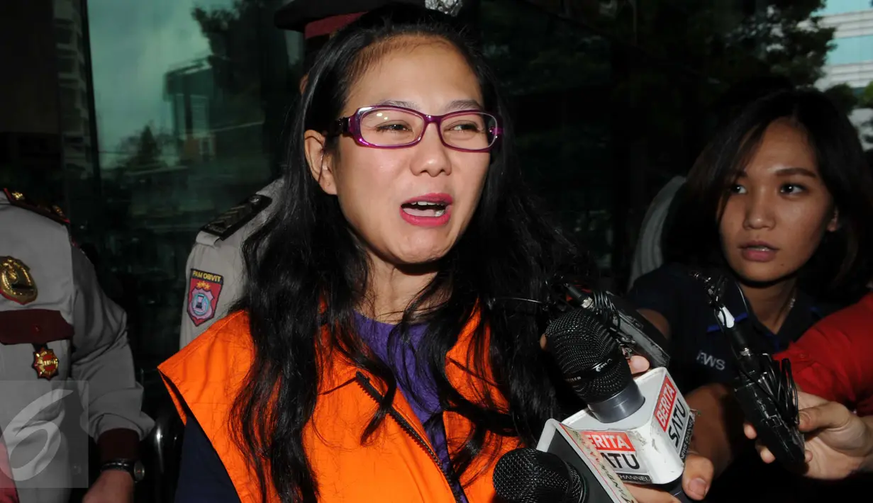 Anggota Komisi V DPR Damayanti Wisnu Putranti memberi keterangan pers usai jalani pemeriksaan di KPK, Jakarta, (22/1). Damayanti diperiksa bersama dua tersangka lainnya Dessy A Edwin dan Julia Prasetyarini. (Liputan6.com/Helmi Afandi)