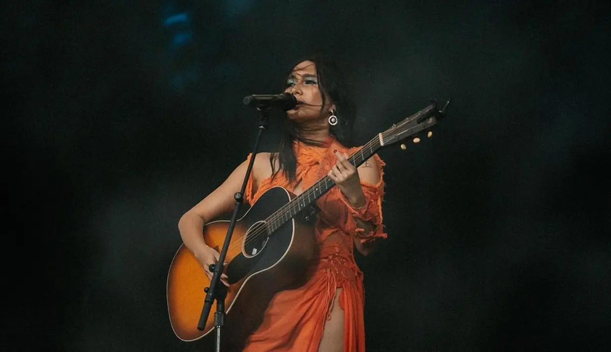 Di beberapa aksi panggungnya, Niki juga kerap bernyanyi sambil memainkan gitar kesayangannya. Tampil all out dengan gitar, busana hingga makeup membuatnya terlihat menawan. (Liputan6.com/IG/@nikizefanya)