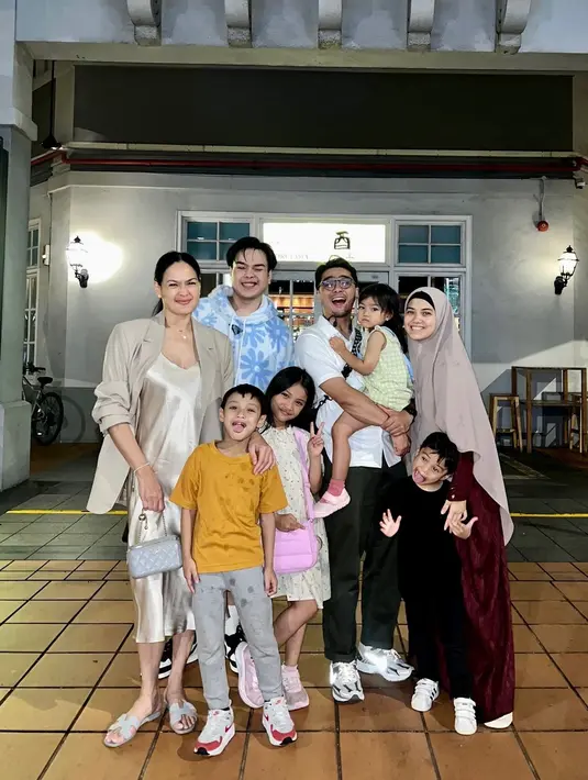 Kebersamaan Donna Harun bersama keempat cucunya. [Foto: Instagram/donnaharunofficial]