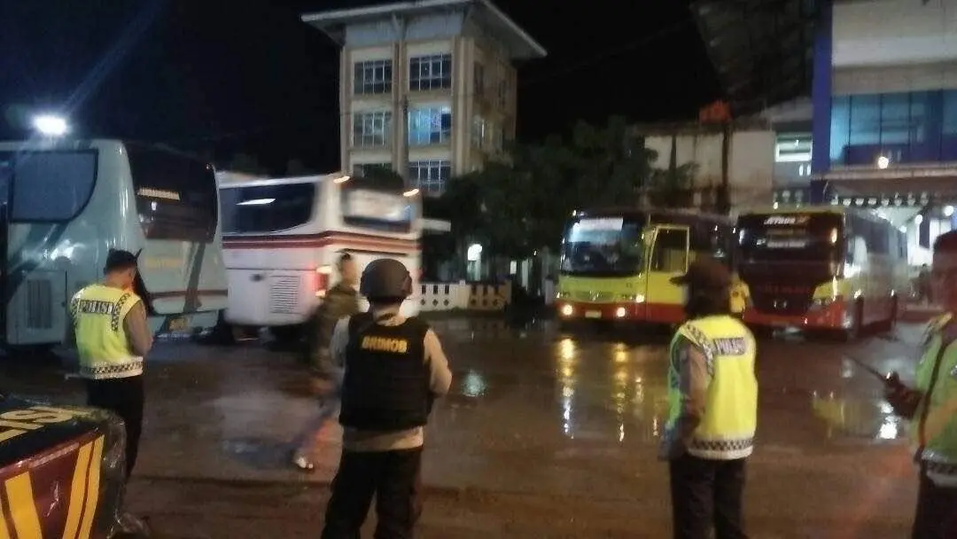 Aparat kepolisian di Pelabuhan Merak, Cilegon, Banten, memperketat penjagaan menyusul adanya teror berupa surat kaleng diduga dari ISIS. (Liputan6.com/Yandhi Deslatama)