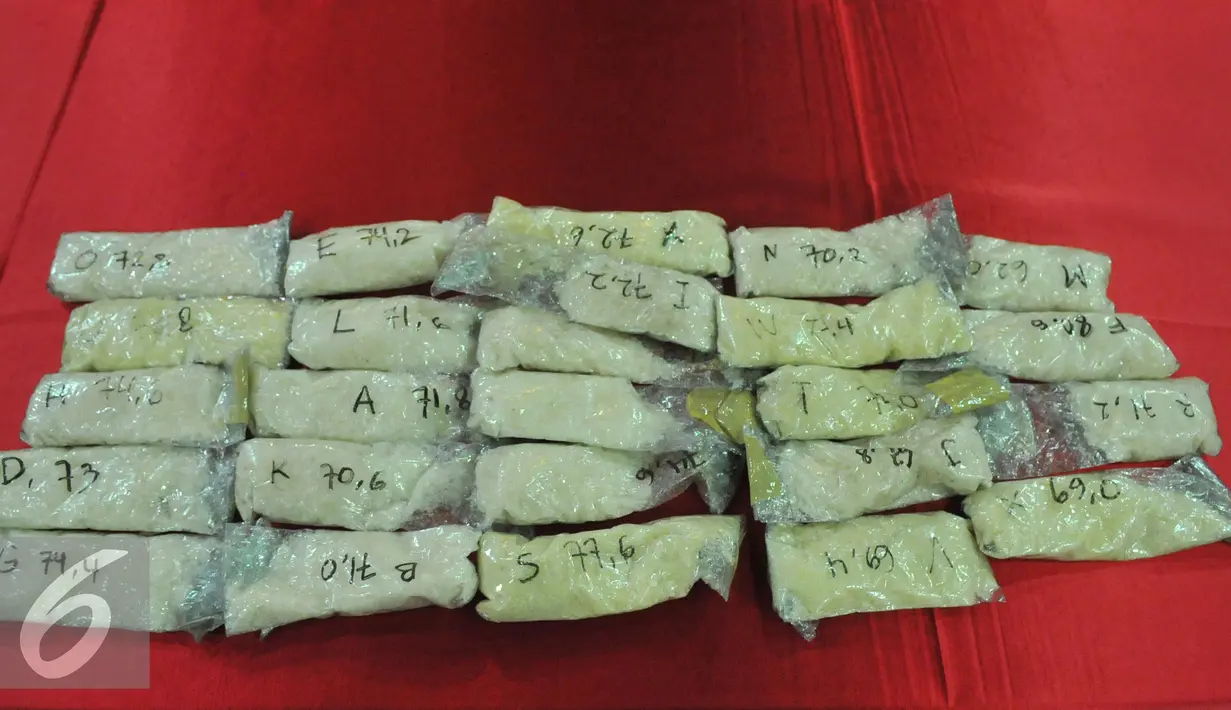 Barang Bukti shabu diperlihatkan saat rilis kasus narkoba jaringan Internasional, Tangerang, Kamis (10/3). Bea Cukai ringkus enam tersangka jaringan narkoba internasional di terminal 2D Bandara Soetta. (Liputan6.com/Faisal R Syam)
