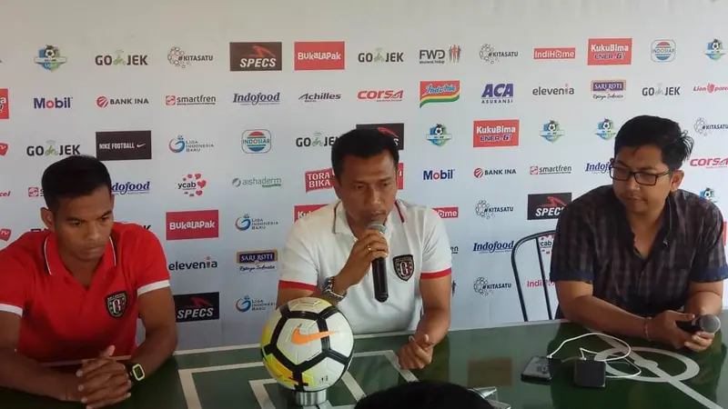 Pelatih Bali United, Widodo Cahyono Putro (tengah)