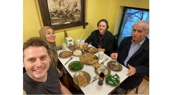 Resmi Menikah, Ini 6 Momen Manis Cinta Penelope dan Suami Bulenya