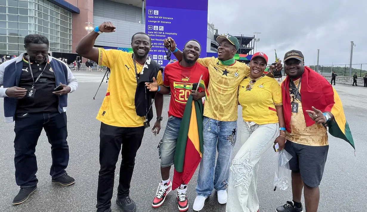 Sejumlah suporter Timnas Ghana berpose sambil membawa bendera negaranya di luar Gillette Stadium, Foxborough, Boston, AS, Senin (23/6/2026). Mereka menunjukkan antusiasme tinggi menjelang laga fase grup Piala Dunia 2026 antara Inggris dan Ghana. (KLY Sports/Hery Kurniawan)