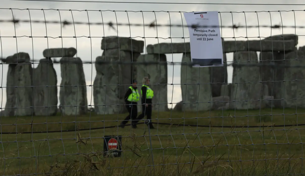Para petugas keamanan berpatroli di situs warisan dunia Stonehenge di Wiltshire, Inggris (20/6/2020). Sebuah lingkaran yang terdiri dari lubang-lubang prasejarah yang dalam ditemukan di dekat situs warisan dunia tersebut. (Xinhua/Tim Ireland)