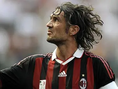 AC Milan&#039;s captain Paolo Maldini acknwoledges the supporters at the end of his team&#039;s Serie A match against AS Roma in Milan&#039;s San Siro Stadium on May 24, 2009. AFP PHOTO/FILIPPO MONTEFORTE