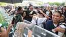 Di sela penampilannya, Idgitaf menyempatkan diri menyapa para penggemar. Tampak dalam foto, penyanyi Idgitaf berinteraksi dengan penggemarnya saat tampil pada hari pertama gelaran KapanLagi Buka Bareng (KLBB) Festival 2026 di Stadion Madya, Kompleks Gelora Bung Karno, Senayan, Jakarta, Sabtu 28 Februari 2026. (Dok/Kapanlagi Youniverse)