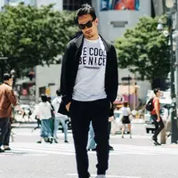 Gaya OOTD kasual Joe Taslim saat berada di Jepang ini juga menarik perhatian. Pasalnya, pria kelahiran 23 Juni 1981 ini tampil cukup sederhana. Ia memillih mengenakan sebuah kaus putih dan dipadukan dengan outer, celana dan kacamata hitam. (Liputan6.com/IG/@joe_taslim)