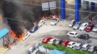 Enam mobil termasuk Toyota Vios, Proton, dan Honda terbakar.