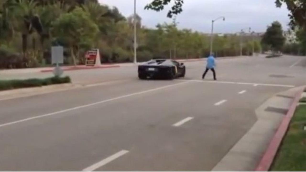Aksi Amukan Orang GIla Melempar Batu Ke Aventador