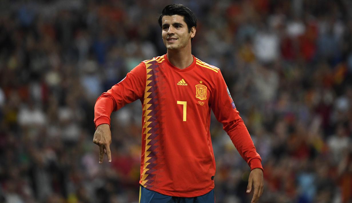 Striker Spanyol, Alvaro Morata, merayakan gol yang dicetaknya ke gawang Swedia pada laga Kualifikasi Piala Eropa 2020 di Stadion Santiago Bernabeu, Madrid, Senin (10/6). Spanyol menang 3-0 atas Swedia. (AFP/Pierre-Philippe Marcou)