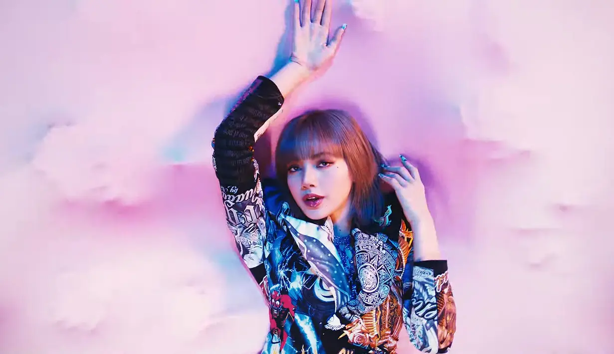 Kecantikan Lisa ditampilkan dengan gaya swag, girl crush dan elegan dalam music videonya. Lagunya sendiri dikemas dalam genre Hip Hop yang kental. (YouTube BLACKPINK)