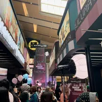 Maybelline gelar Sky High Makeup Square dengan miniatur Times Square New York di Kota Kasablanka.
(Dok/Fimela/Hilda irach).