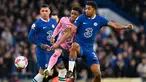Pemain Chelsea, Wesley Fofana (kanan) berebut bola dengan pemain Everton, Demarai Gray pada laga pekan ke-28 Liga Inggris 2022/2023 di Stamford Bridge, London, Minggu (19/03/2023) WIB. Laga berakhir dengan skor imbang 2-2. (AFP/Glyn Kirk)