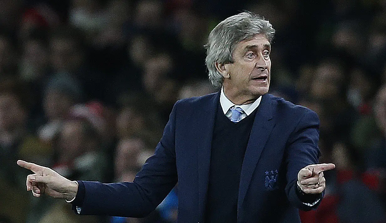 Pelatih Manchester City, Manuel Pellegrini mengatur strategi saat Manchester City tertinggal 2 gol dari Arsenal pada lanjutan Liga Premier Inggris di Stadion  Emirates, London, Selasa (22/12/2015) dini hari WIB.   (AFP Photo/Ikiimages)