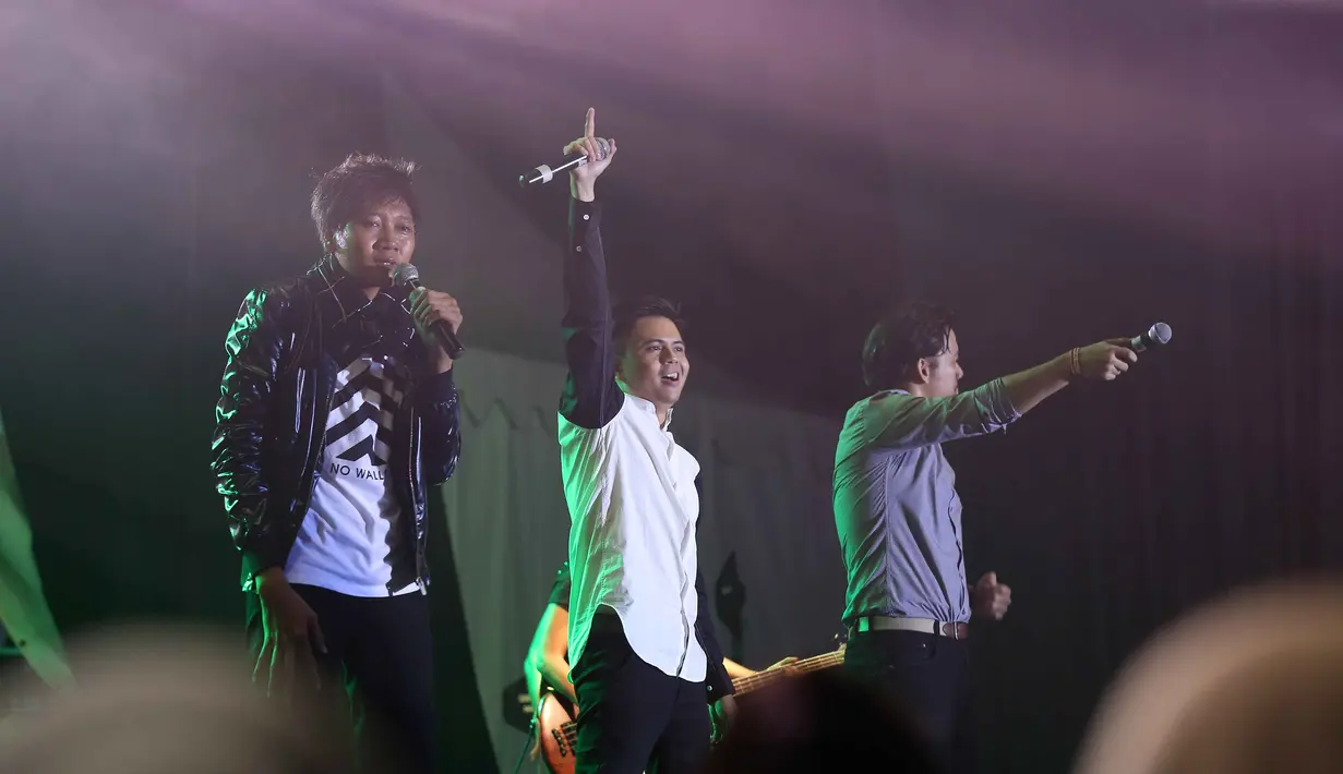 Base Jam yang tampil di panggung dua konser tersebut sukses mengajak penonton kembali ke tahun 90-an lewat hits-nya di masa itu. Tak kurang dari lima buah lagu dibawakan oleh Base Jam. (Nurwahyunan/Bintang.com)