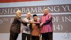 (Kiri ke kanan) Presiden pertama Timor Leste Xanana Gusmao, Wapres ke-6 Try Sutrisno, Presiden ke-3 BJ Habibie dan Presiden ke-6 Susilo Bambang Yudhoyono saat menjadi orator Supermentor-6: Leaders, Jakarta, Minggu (17/5/2015). (Liputan6.com/Faizal Fanani)
