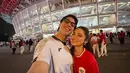 Syifa Hadju tampil anggun dalam jersey merah Timnas, serasi dengan El Rumi yang mengenakan jersey putih. Pasangan ini tampil sederhana namun tetap menawan dalam dukungan mereka terhadap Timnas. [@syifahadju].