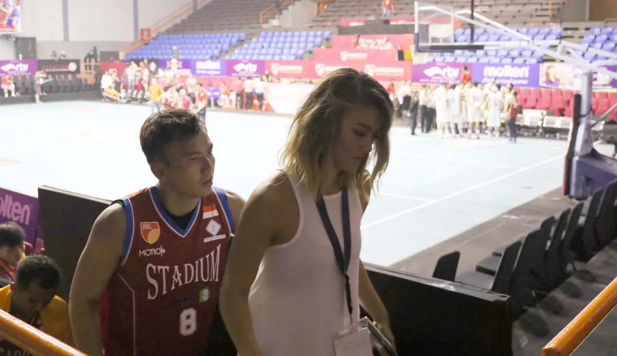 Agnes Monica dan Wijaya usai menyaksikan laga IBL antara Stadium Jakarta vs CLS Knight di Hall A Senayan, Jakarta, Rabu (13/1/2016). (Bola.com/NIcklas Hanoatubun)