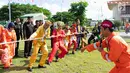 Kepala Divisi Formalitas SKK Migas, Didik S. Setyadi, bersama karyawan mengikuti lomba tarik tambang dalam rangka HUT ke-74 RI di kilang JOB Pertamina-Medco E&P Tomori Sulawesi, Sabtu (17/8/2019). Perlombaan digelar meningkatkan keakraban serta rasa cinta tanah air. (Liputan6.com/Immanuel Antonius)