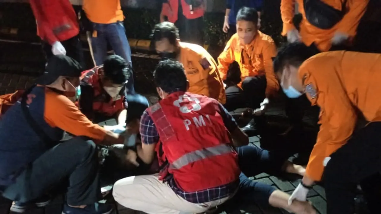 Wanita muda ditemukan jatuh dari lantai tiga Tunjungan Plaza Surabaya. (Dian Kurniawan/Liputan6.com)