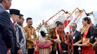 Jokowi dikalungi karangan bunga saat tiba di Kuching.