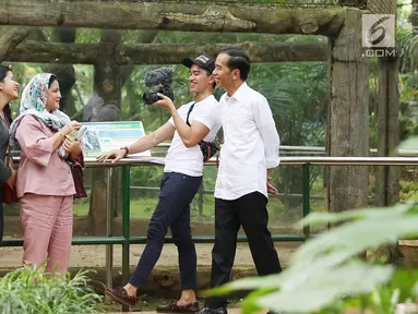 Presiden Joko Widodo beserta Ibu Negara Iriana Widodo dan dua anaknya Kaesang Pangarep dan Kahiyang Ayu saat mengunjungi Kebun Binatang Ragunan, Jakarta, Kamis (29/6). (Liputan6.com/Angga Yuniar)
