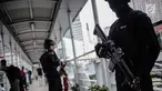 Dua anggota Brimob bersenjata lengkap berjaga di JPO kawasan Bunderan HI, Jakarta, Jumat (11/5). Penjagaan tersebut dilakukan untuk antisipasi kegiatan Aksi 115 Pembebasan Baitul Maqdis yang berpusat di Monas. (Liputan6.com/Faizal Fanani)