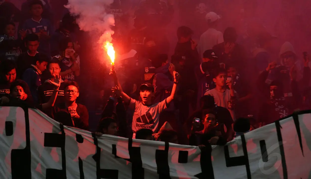 Euforia bobotoh saat menyaksikan laga Persib Bandung kontra Barito Putera di di Stadion Si Jalak Harupat, (10/6/2014). (Liputan6.com/Helmi Fithriansyah)