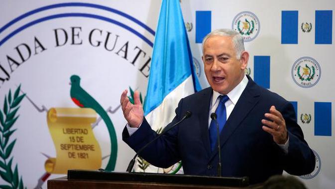 PM Israel Benjamin Netanyahu memberi sambutan saat peresmian Kedubes Guatemala di Yerusalem, Rabu (16/5). Netanyahu menyebut peresmian tersebut adalah tepat karena Guatemala menjadi negara kedua yang mengakui Israel pada 1948. (Ronen Zvulun/Pool via AP)