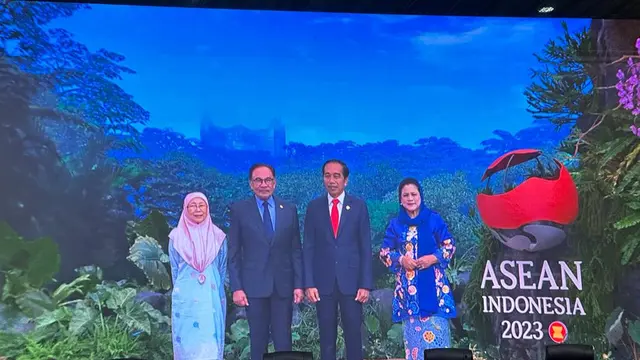 Presiden Jokowi dan Ibu Iriana menyambut Perdana Menteri Malaysia Anwar Ibrahim dan istri Wan Azizah Wan Ismail sebelum KTT ke-43 ASEAN dimulai di Plenary Hall, JCC, Jakarta, Selasa (5/9/2023). (Liputan6/Benedikta Miranti)