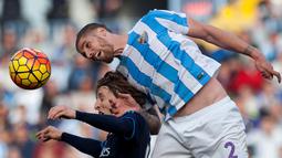 Duel antara pemain Real Madrid, Luka Modric (kiri), dengan pemain Malaga, Raul Albentosa, dalam laga La Liga Spanyol di Estadio La Rosaleda, Minggu (21/2/2016) malam WIB. (AFP/Jorge Guerrero)