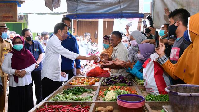 FOTO: Presiden Jokowi Serahkan Bansos untuk Pacu Pertumbuhan Ekonomi dan Jaga Daya Beli Masyarakat