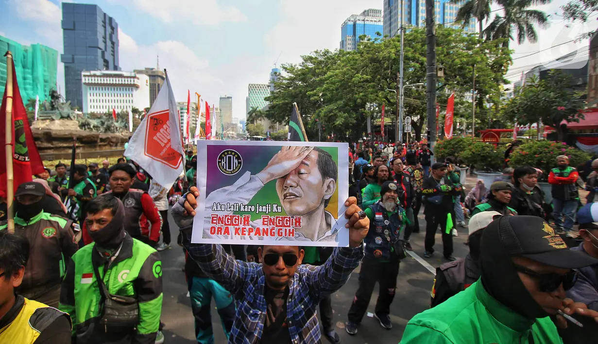 Mereka menuntut pemerintah memberikan regulasi dan payung hukum untuk profesi pengemudi ojek online. (Liputan6.com/Angga Yuniar)