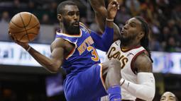 Pebasket New York Knicks, Tim Hardaway Jr, berusaha melewati pebasket Cleveland Cavaliers, Jae Crowder, pada laga NBA di Quicken Loans Arena, Cleveland, Minggu (29/10/2017).  Cleveland Cavaliers kalah 114-95 dari New York Knicks. (AP/Tony Dejak)