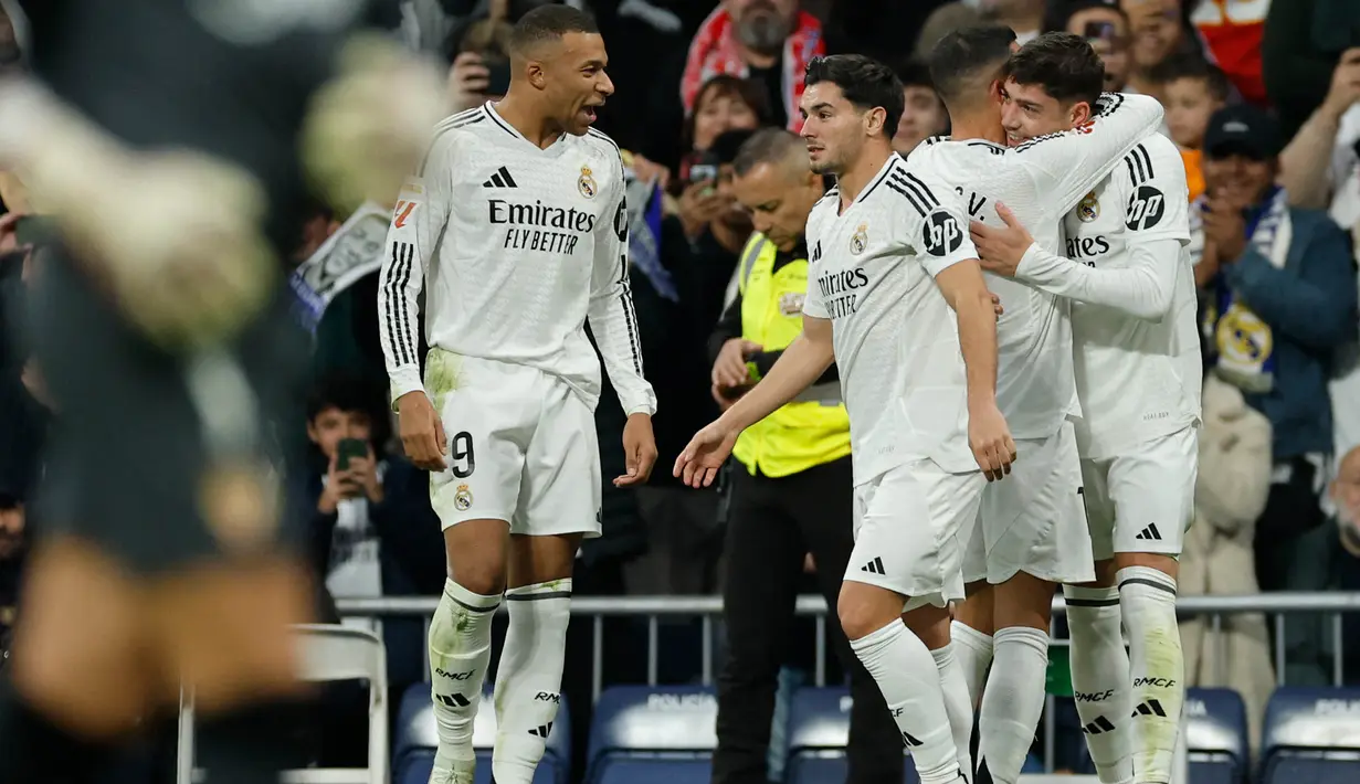 Sepuluh menit berselang atau pada menit ke-20, Real Madrid berhasil menggandakan keunggulan atas Sevilla. Kali ini, aksi Federico Valverde berhasil merobek jala gawang Sevilla yang dikawal Alvaro Fernandez. (OSCAR DEL POZO/AFP)
