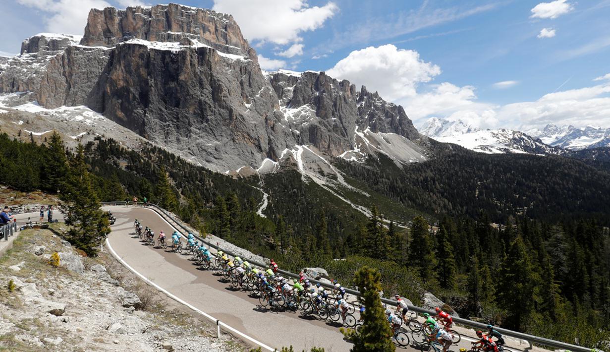 Deretan pebalap melewati tanjakan Sella di Etape 14 Giro d'Italia antara Farra d'Alpago menuju Corvara, (21/5//2016). (AFP/Luk Benies)