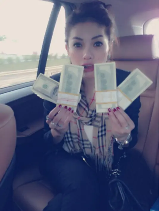 Kasus prostitusi di kalangan artis memang marak terjadi. Sebelumnya, polisi juga sempat menangkap artis Anggita Sari di sebuah hotel di Surabaya, Jawa Timur. (via instagram/@nikitamirzanimawardi)