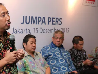 Ketua ASRIM, Trioyono Prijosoesilo saat konferensi pers terkait cukai minuman bersoda, Jakarta, Selasa (15/12/2015). Pengusaha minuman bersoda menolak kebijakan pemerintah mengenakan tarif cukai untuk produk minuman bersoda. (Liputan6.com/Angga Yuniar)