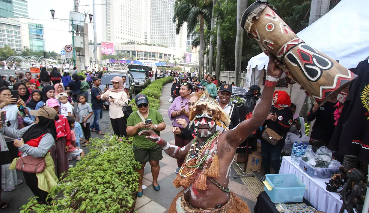 Warga pun tampak antusias mengabadikan berbagai momen bersama di sekitar lokasi gelaran seni budaya tersebut.  (Liputan6.com/Angga Yuniar)