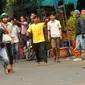 Pengemudi taksi yang berunjuk rasa di kawasan Sudirman terlibat tawuran dan aksi lempar batu dengan pengemudi ojek online, Jakarta, Selasa (22/3). Aksi itu pecah saat pengunjuk rasa mendapat perlawan dari pengemudi ojek online (Liputan6.com/Faisal R Syam)
