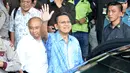 Boediono yang mengenakan kemeja batik lengan pendek warna biru itu tampak tersenyum sambil melambaikan tangannya, Jakarta, Jumat, (9/5/2014) (Liputan6.com/Johan Tallo)