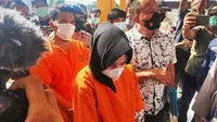 Tersangka pembobol rekening nasabah bank daerah di Riau memakai baju tahanan. (Liputan6.com/M Syukur)