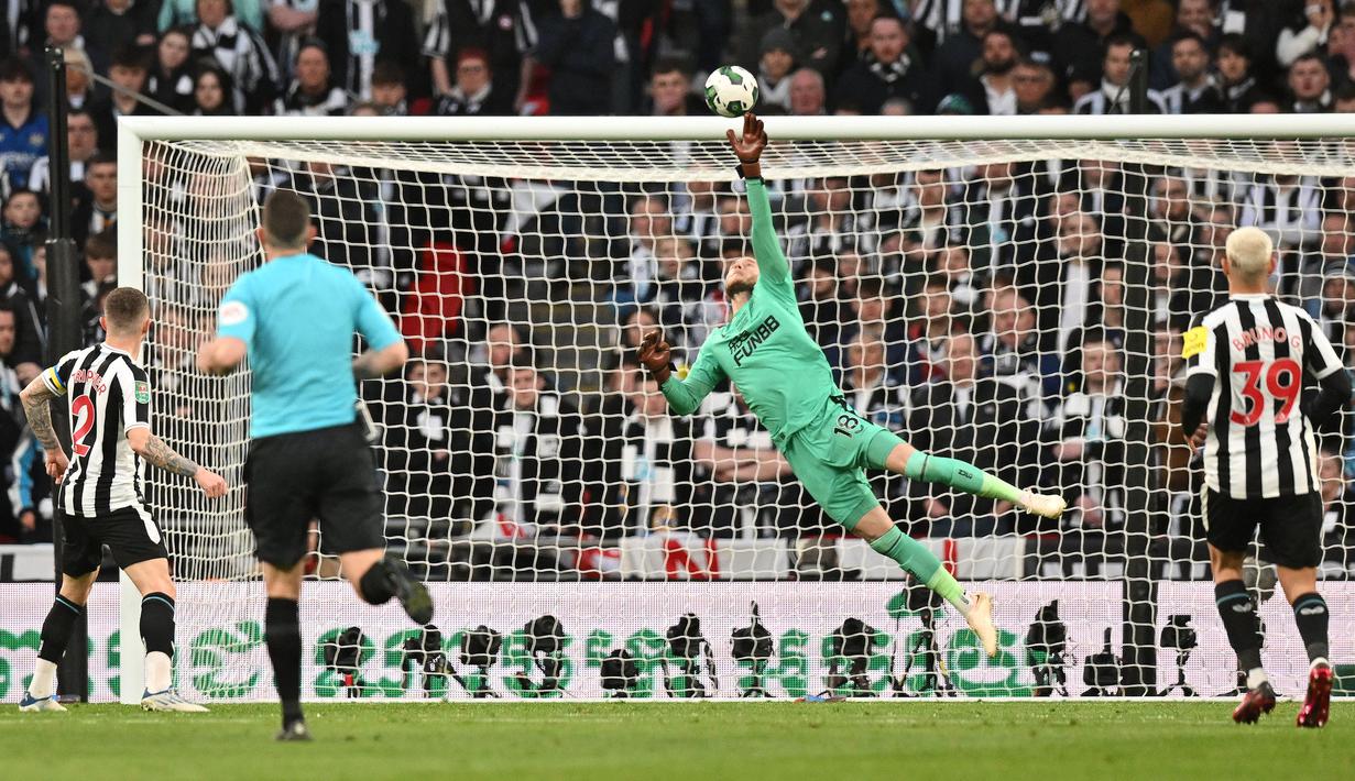 <p>Kiper Newcastle, Loris Karius berusaha menghalau bola tendangan pemain Manchester United pada laga final Carabao Cup 2022/2023 di Stadion Wembley, London, Senin (27/02/2023) dini hari WIB.&nbsp;(AFP/Glyn Kirk)</p>