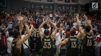 Suporter dan pemain timnas basket putra Indonesia bersorak usai memastikan satu tempat di partai final SEA Games 2017 Kuala Lumpur, Jumat (25/8). Tim Basket Indonesia menaklukkan Thailand dengan skor 79-74 pada laga semifinal. (Liputan6.com/Faizal Fanani)