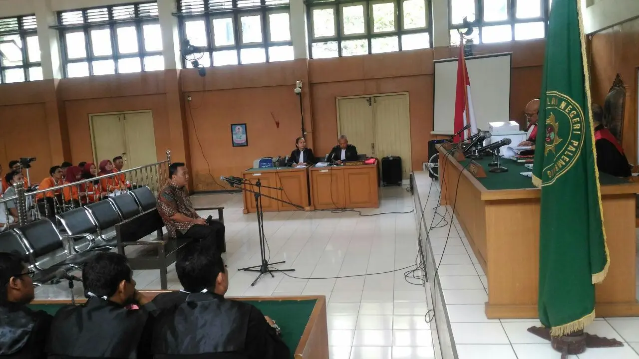 Zulfikar, Penyuap Bupati Banyuasin, mendengarkan keputusan vonis di ruang sidang Pengadilan Negeri (PN) Tipikor Palembang (Liputan6.com/Nefri Inge)
