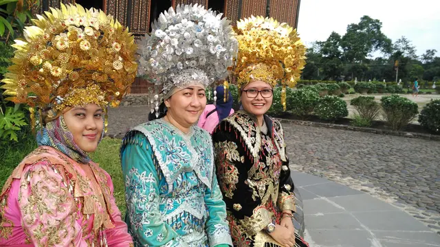 Sehari Jadi Putri Minang di Istana Baso Pagaruyung